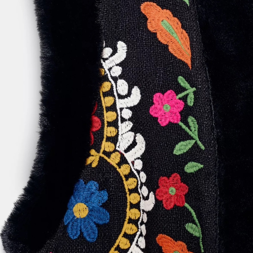 ZARA limited edition CONTRASTING EMBROIDERED FAUX FUR VEST - Picture 7 of 9